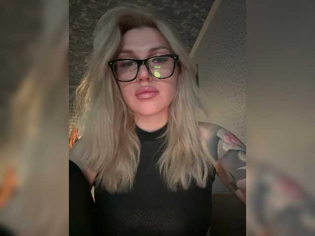 Емитувани слики од екранот CyberWhore111
