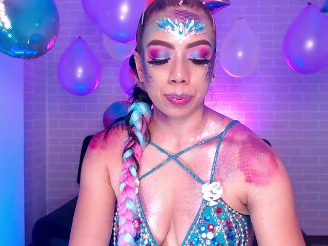 Емитувани слики од екранот TaraFisherX