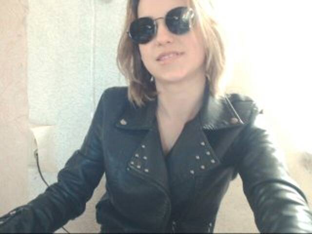 Емитувани слики од екранот PlayGirlKiss