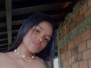 Еротски видео разговор Tiny-Annie