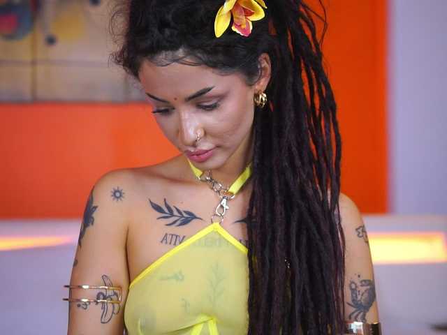 Емитувани слики од екранот TishAngel