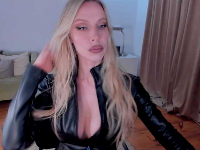 Емитувани слики од екранот ToxicBlonde