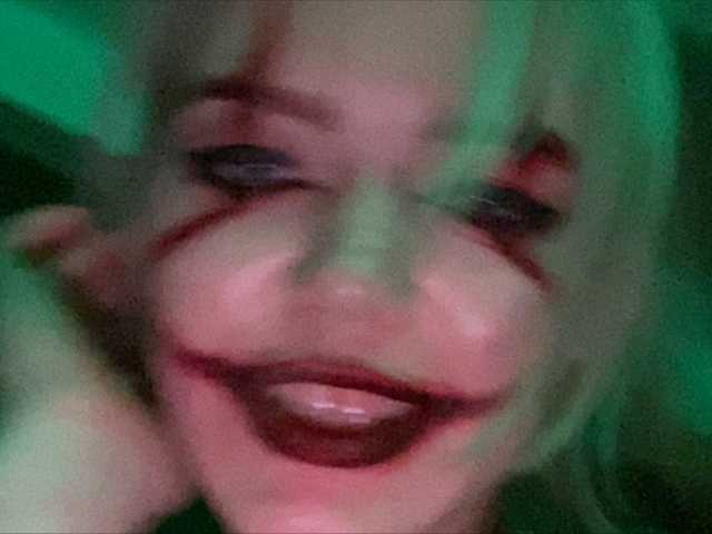 Емитувани слики од екранот TreshGirls