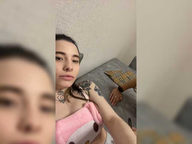 Емитувани слики од екранот TreshGirls