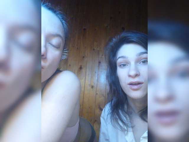 Емитувани слики од екранот TreshGirls