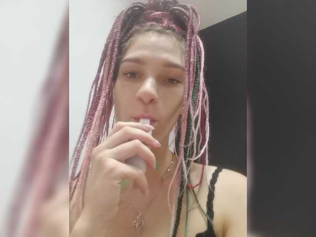 Емитувани слики од екранот TreshGirls