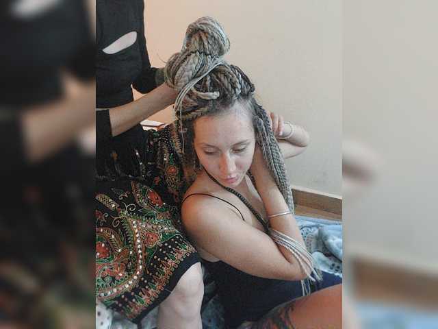 Емитувани слики од екранот TreshGirls