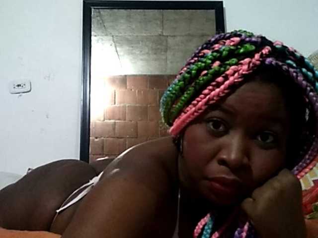 Емитувани слики од екранот TyraBlack