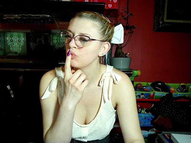 Емитувани слики од екранот KinkyJawn