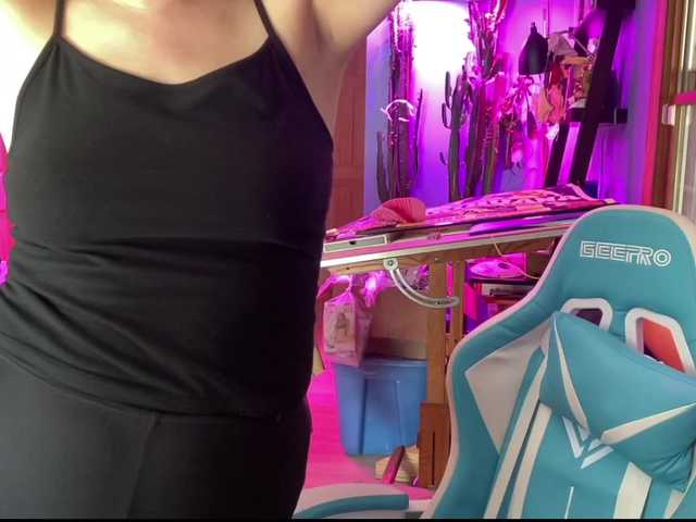 Емитувани слики од екранот KinkyJawn