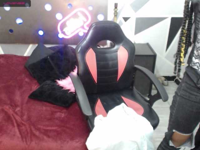 Емитувани слики од екранот Viioletaebony