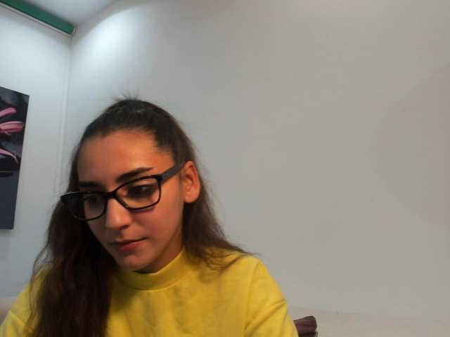 Емитувани слики од екранот violetmyers18