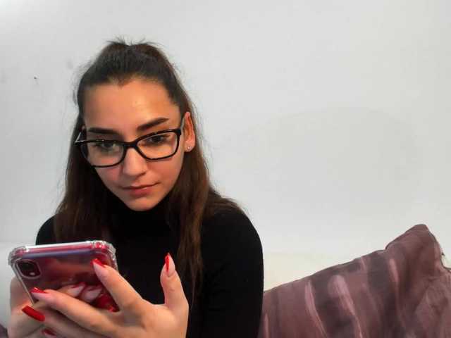 Емитувани слики од екранот violetmyers18