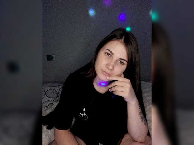 Емитувани слики од екранот YOU-LOVE1