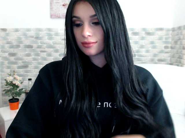 Емитувани слики од екранот Your-G0ddess