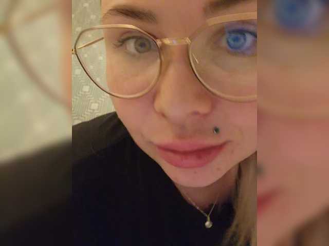Емитувани слики од екранот YourFunnyBlondiee
