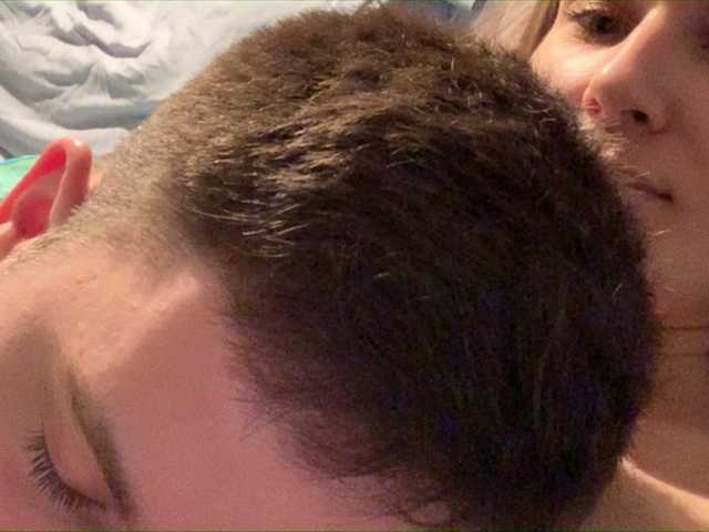 Емитувани слики од екранот YourMistressa