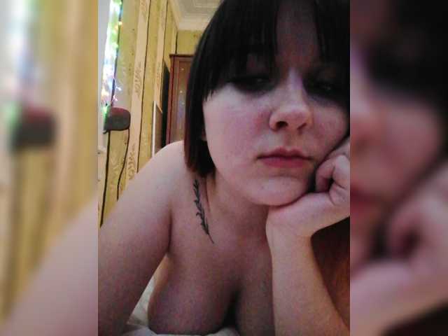 Емитувани слики од екранот Queenorgasms