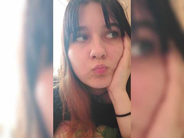 Емитувани слики од екранот Queenorgasms