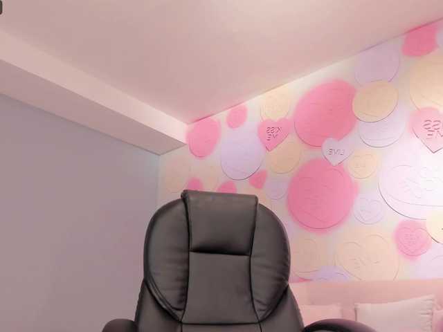 Емитувани слики од екранот ZoePresley1