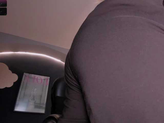 Емитувани слики од екранот ZoePresley1